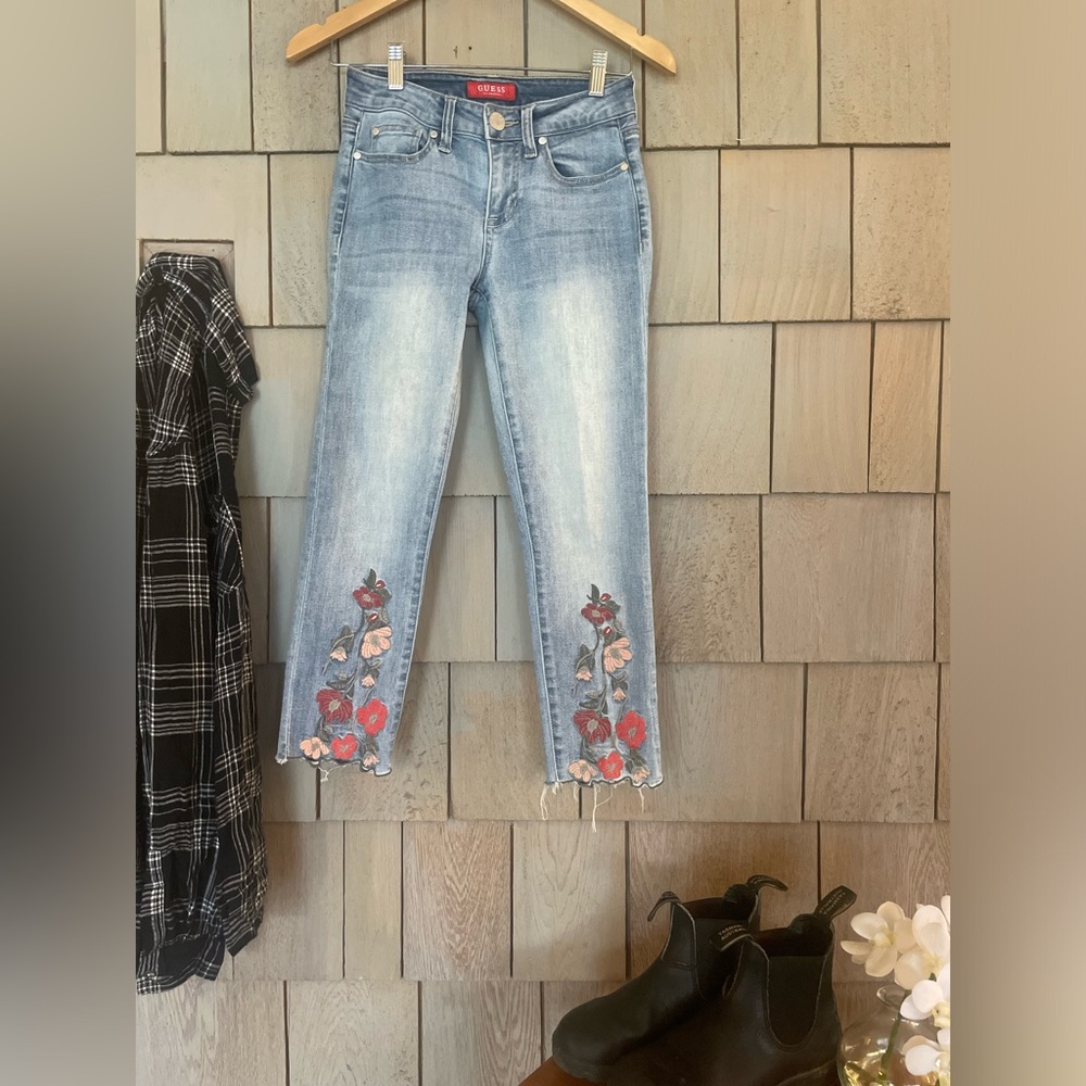 GUESS- Embroidered Mid-Rise Jean